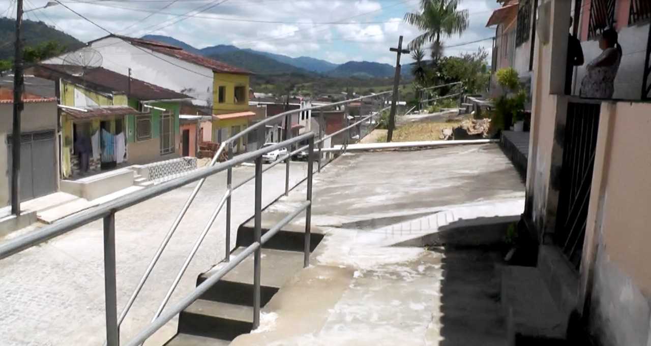 Camacã: Moradores da escadaria da Rua Duque de Caxias comemoram a instalação de Corrimãos